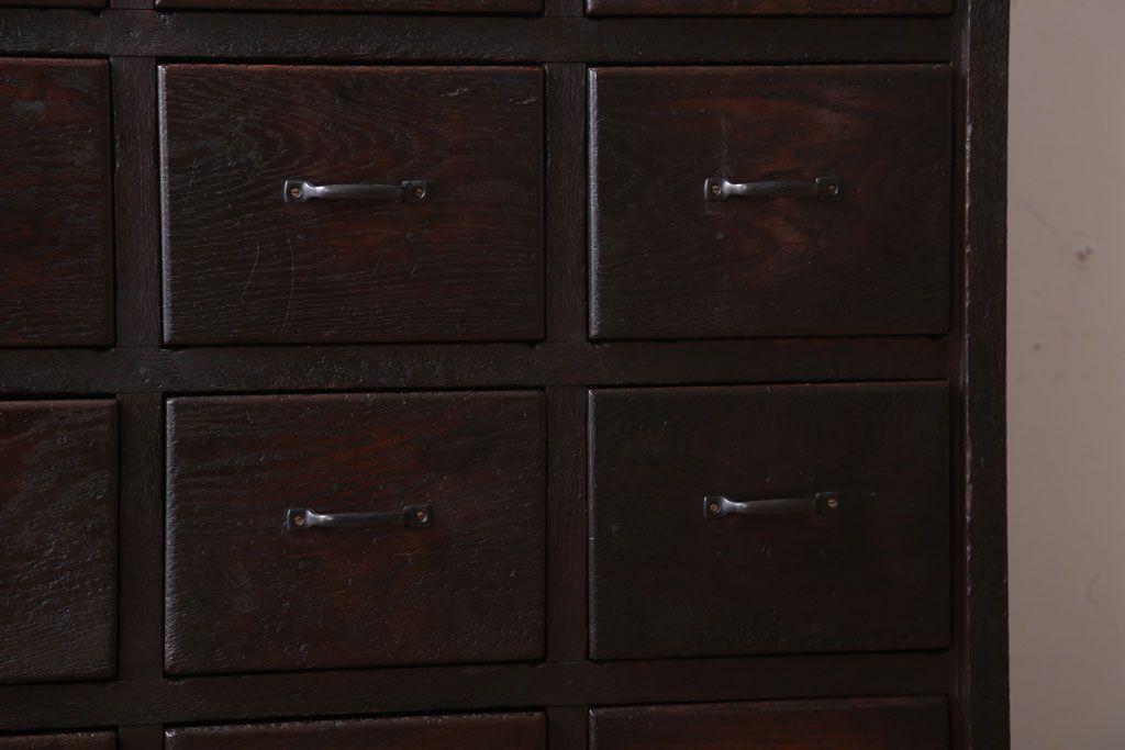 アンティーク家具　アンティーク　　三方ナラ材の12杯小引き出し