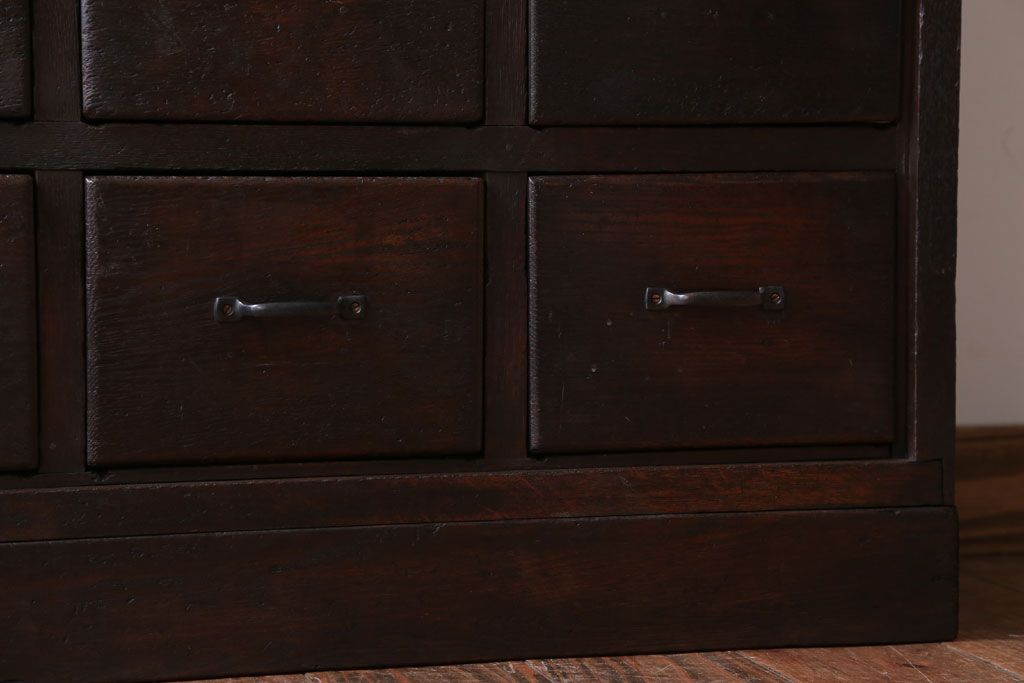 アンティーク家具　アンティーク　　三方ナラ材の12杯小引き出し