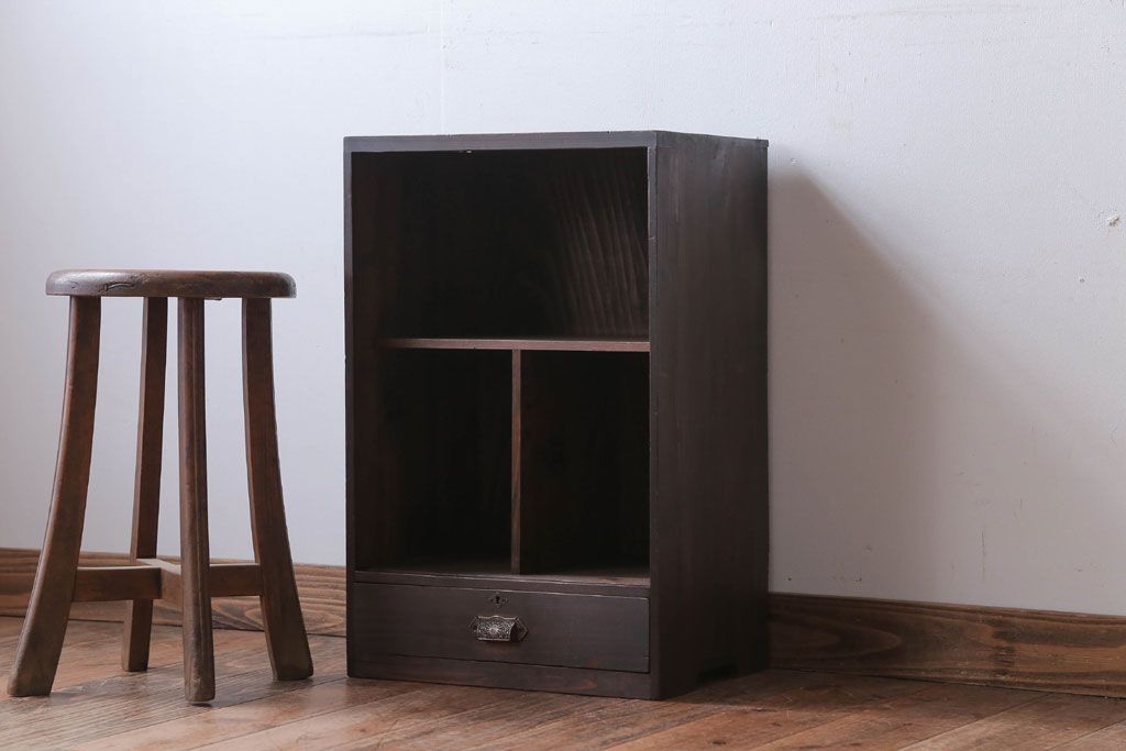 アンティーク家具　アンティーク　古い木の小ぶりな引き出し付き収納棚