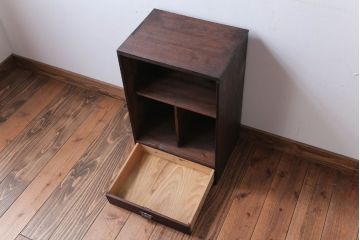 アンティーク家具　アンティーク　古い木の小ぶりな引き出し付き収納棚