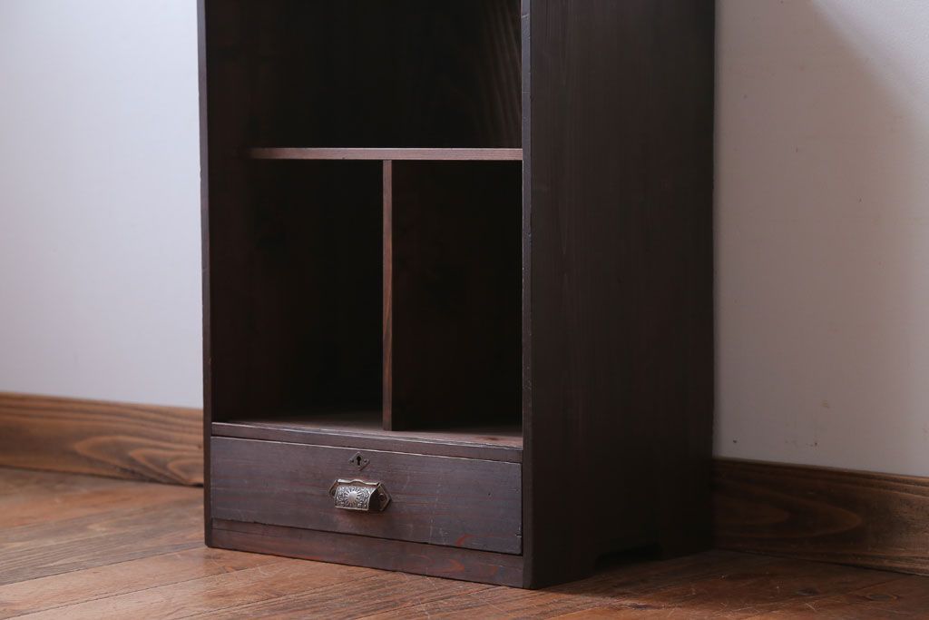 アンティーク家具　アンティーク　古い木の小ぶりな引き出し付き収納棚