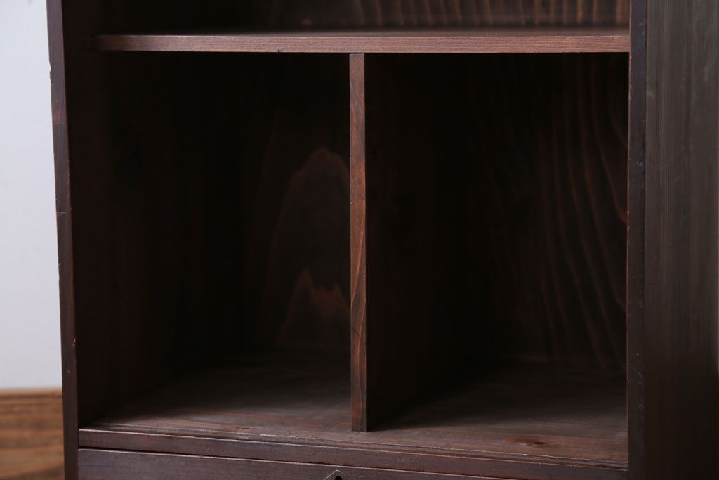 アンティーク家具　アンティーク　古い木の小ぶりな引き出し付き収納棚