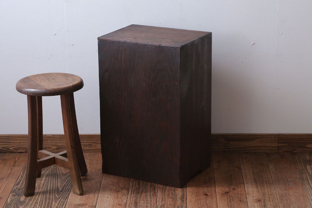 アンティーク家具　アンティーク　古い木の小ぶりな引き出し付き収納棚
