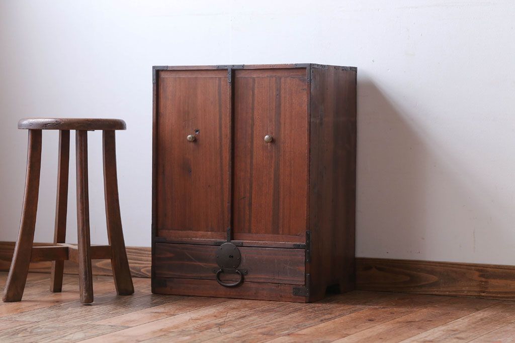 アンティーク家具　アンティーク　ケンドン式扉の丸金具付き収納棚