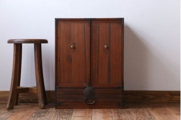 アンティーク家具　アンティーク　ケンドン式扉の丸金具付き収納棚