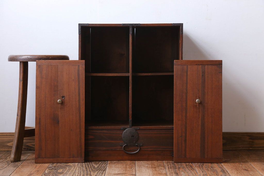 アンティーク家具　アンティーク　ケンドン式扉の丸金具付き収納棚