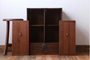アンティーク家具　アンティーク　ケンドン式扉の丸金具付き収納棚