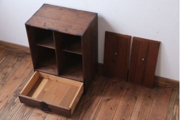 アンティーク家具　アンティーク　ケンドン式扉の丸金具付き収納棚