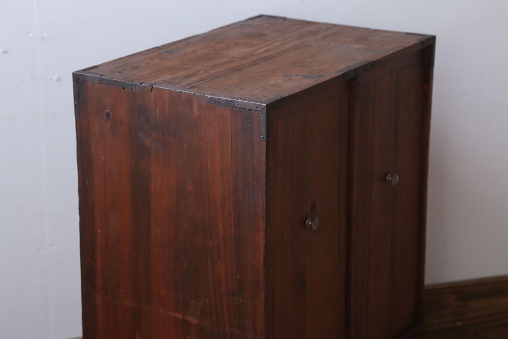 アンティーク家具　アンティーク　ケンドン式扉の丸金具付き収納棚