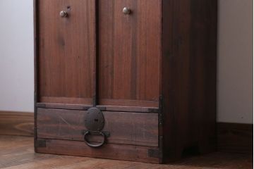 アンティーク家具　アンティーク　ケンドン式扉の丸金具付き収納棚