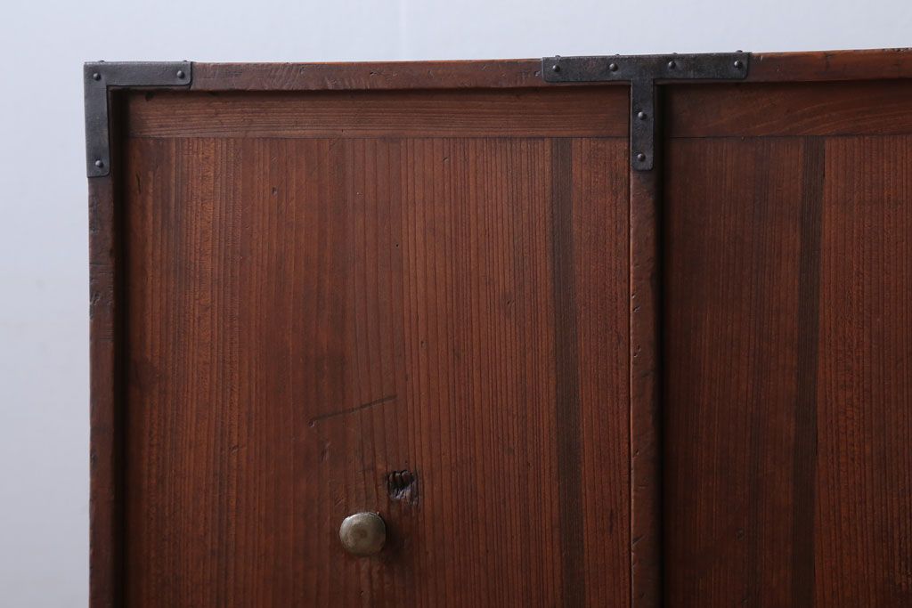 アンティーク家具　アンティーク　ケンドン式扉の丸金具付き収納棚