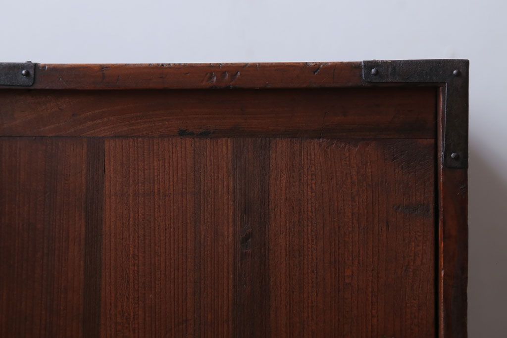 アンティーク家具　アンティーク　ケンドン式扉の丸金具付き収納棚