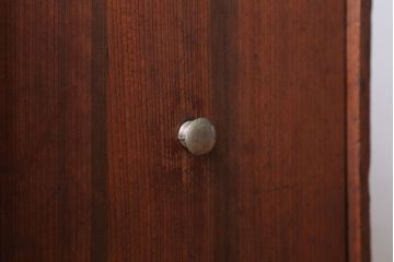 アンティーク家具　アンティーク　ケンドン式扉の丸金具付き収納棚