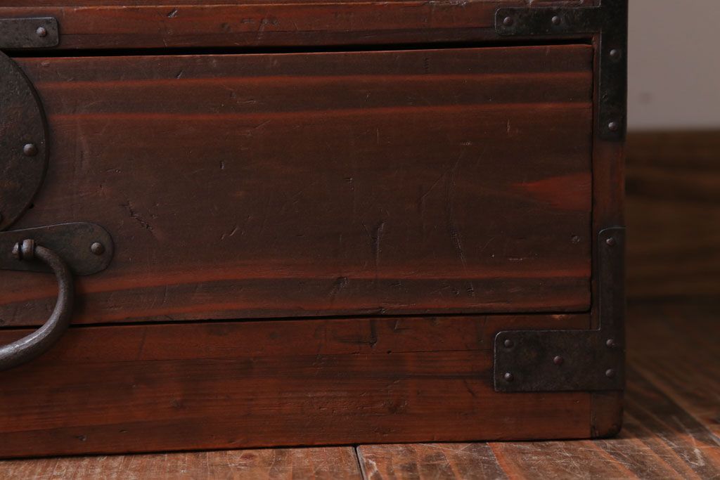 アンティーク家具　アンティーク　ケンドン式扉の丸金具付き収納棚