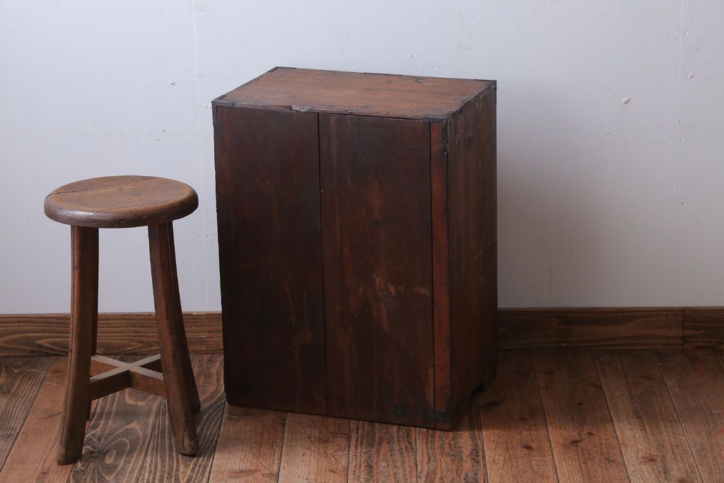 アンティーク家具　アンティーク　ケンドン式扉の丸金具付き収納棚