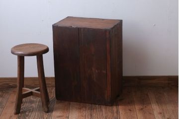 アンティーク家具　アンティーク　ケンドン式扉の丸金具付き収納棚