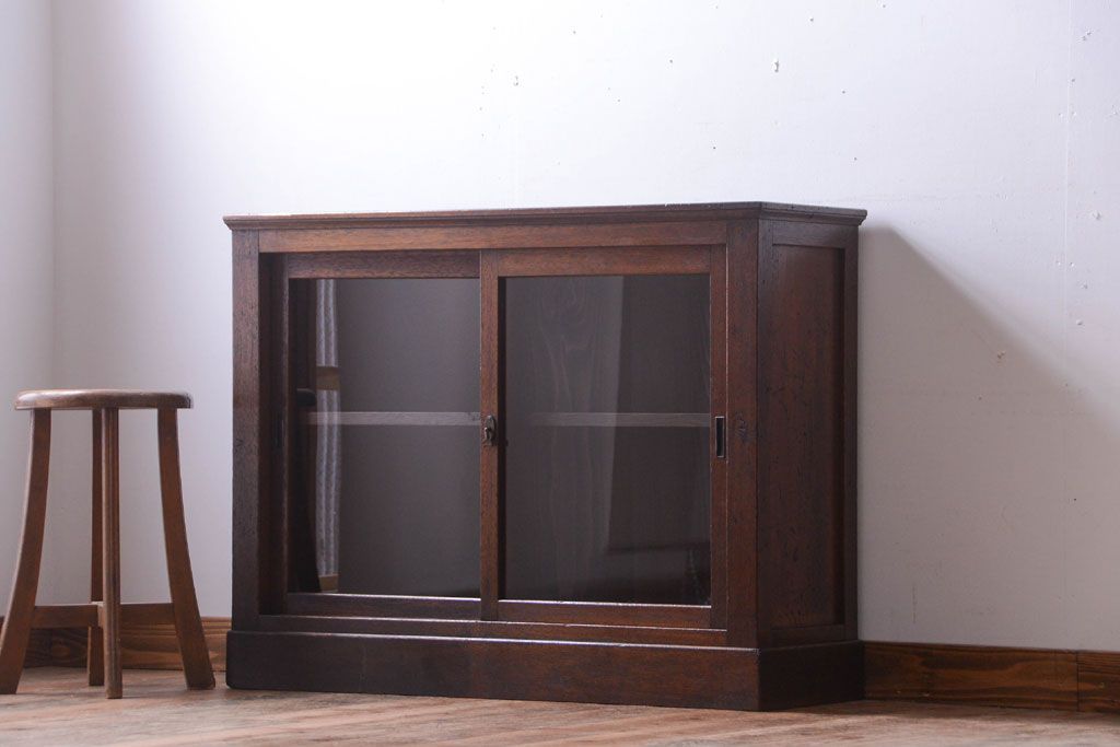 アンティーク家具　和製アンティーク　上品なデザインのガラス戸収納棚