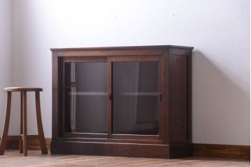 アンティーク家具　和製アンティーク　上品なデザインのガラス戸収納棚