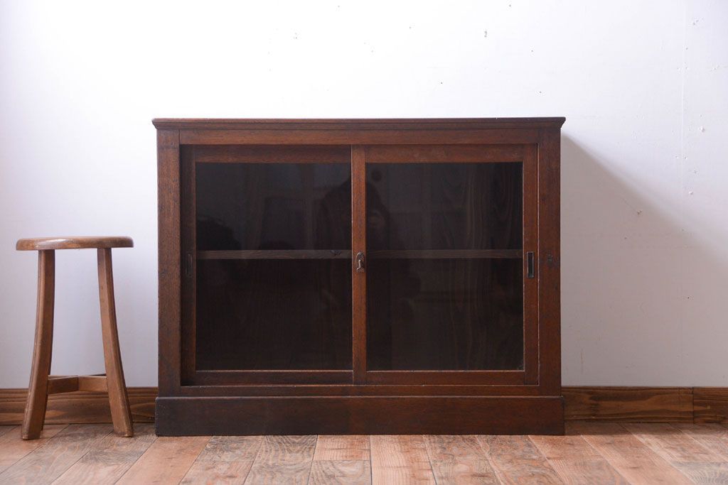 アンティーク家具　和製アンティーク　上品なデザインのガラス戸収納棚