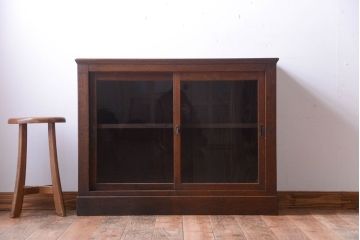 アンティーク家具　和製アンティーク　上品なデザインのガラス戸収納棚