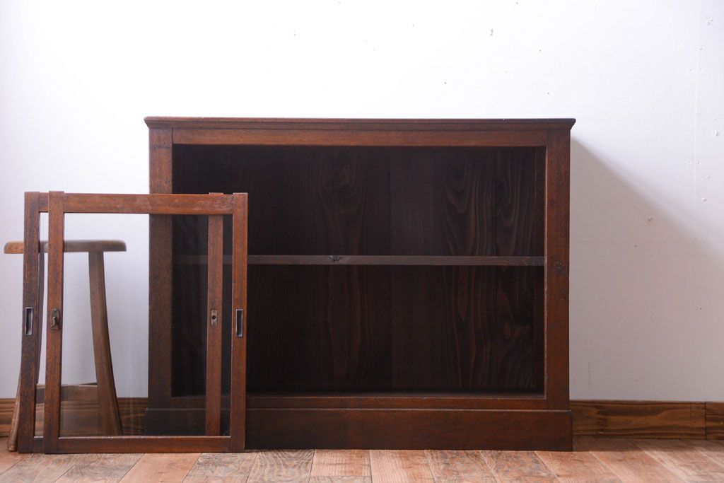 アンティーク家具　和製アンティーク　上品なデザインのガラス戸収納棚