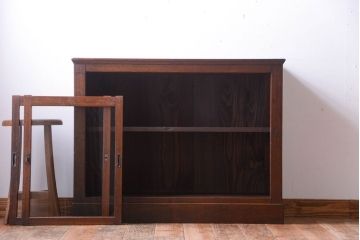 アンティーク家具　和製アンティーク　上品なデザインのガラス戸収納棚