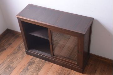 アンティーク家具　和製アンティーク　上品なデザインのガラス戸収納棚