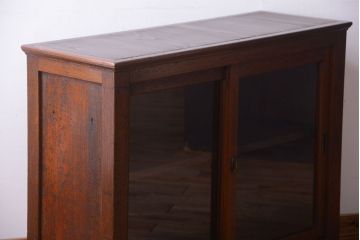 アンティーク家具　和製アンティーク　上品なデザインのガラス戸収納棚