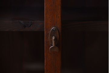 アンティーク家具　和製アンティーク　上品なデザインのガラス戸収納棚