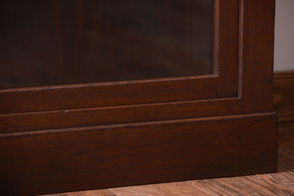 アンティーク家具　和製アンティーク　上品なデザインのガラス戸収納棚