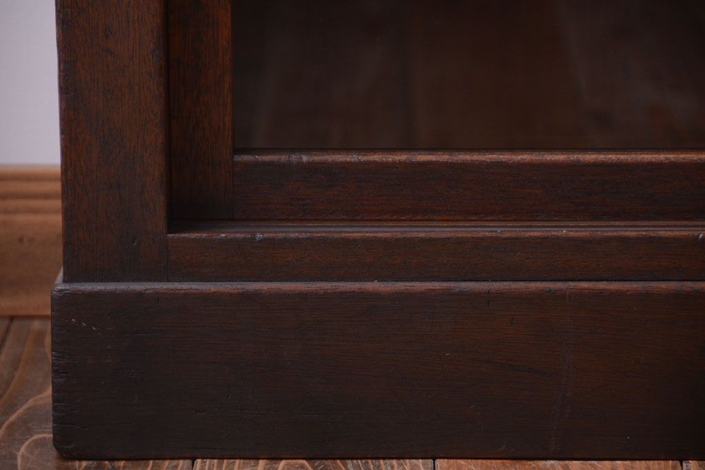 アンティーク家具　和製アンティーク　上品なデザインのガラス戸収納棚