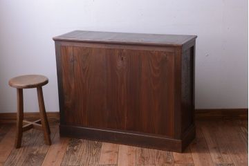 アンティーク家具　和製アンティーク　上品なデザインのガラス戸収納棚