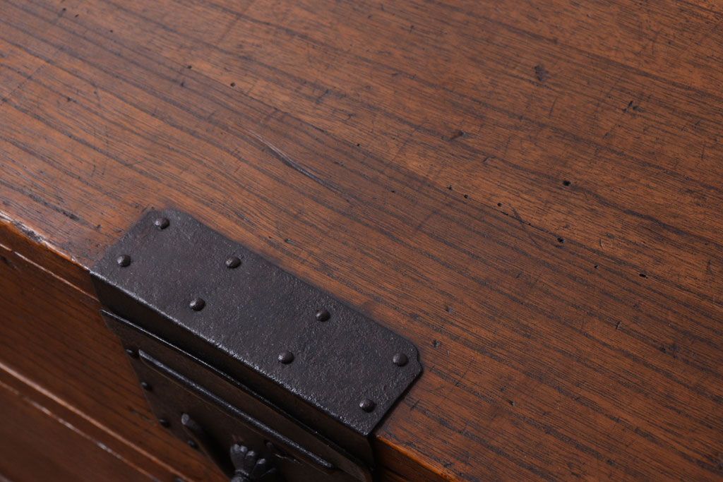 アンティーク家具　古民具・骨董　江戸〜明治期　総桐材!珍しいデザインの薄型時代箪笥(桐箪笥、桐たんす)