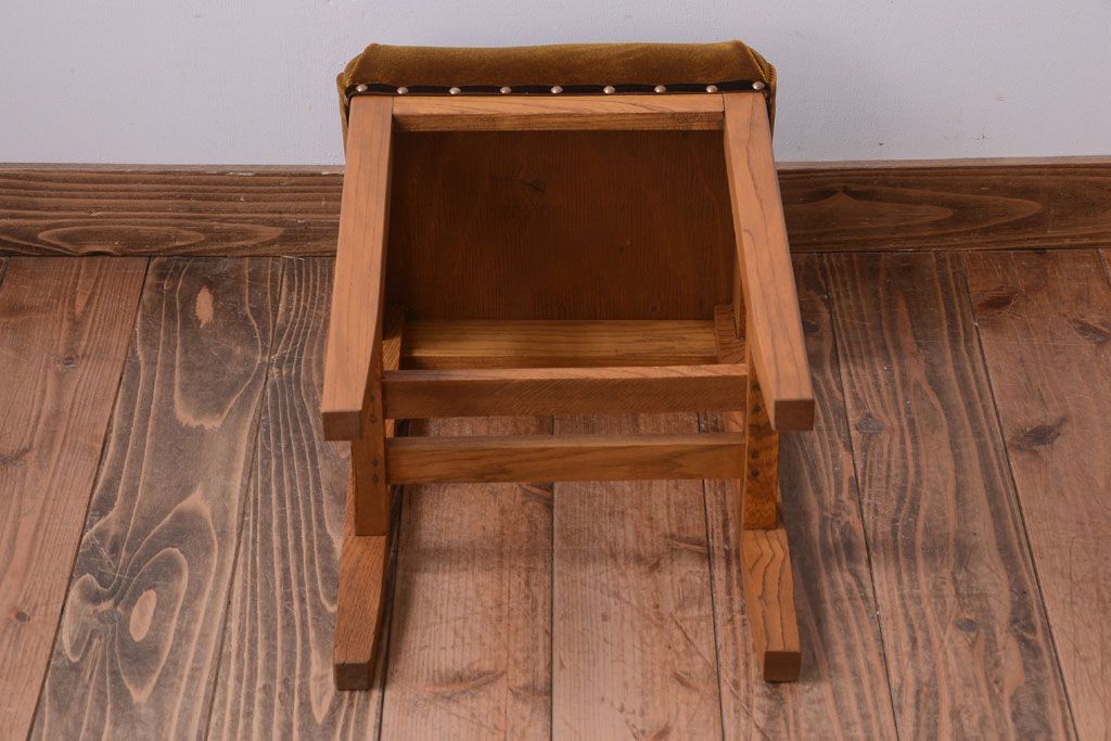 レトロ家具　和製アンティーク　古い欅材のレトロなクッション座面角スツール