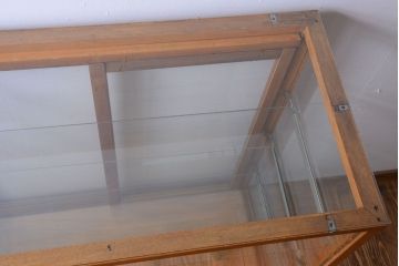 レトロ家具　昭和レトロ　古いナラ材の縦型アンティークガラスケース(2)