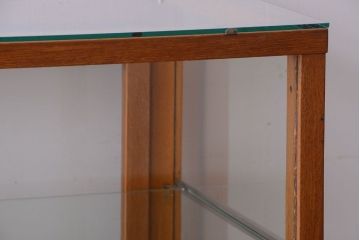 レトロ家具　昭和レトロ　古いナラ材の縦型アンティークガラスケース(2)