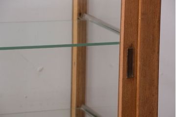 レトロ家具　昭和レトロ　古いナラ材の縦型アンティークガラスケース(2)