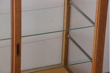 レトロ家具　昭和レトロ　古いナラ材の縦型アンティークガラスケース(2)