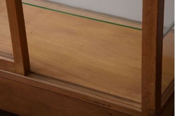 レトロ家具　昭和レトロ　古いナラ材の縦型アンティークガラスケース(2)