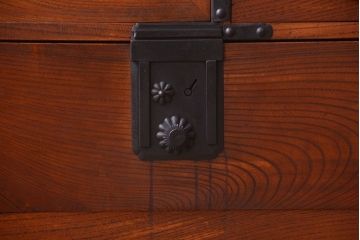 アンティーク家具　古民具・骨董　結霜ガラス入り!前面欅材の時代箪笥ローボード