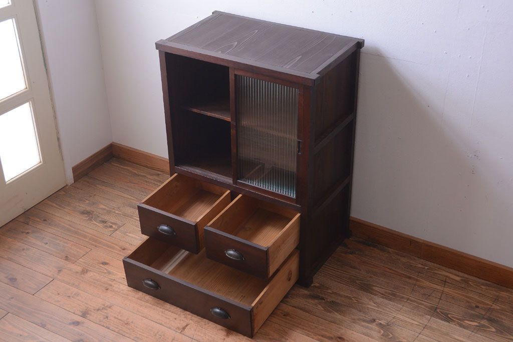 アンティーク家具　古民具・骨董　引き出し3杯付き!モールガラス入り引き戸収納棚