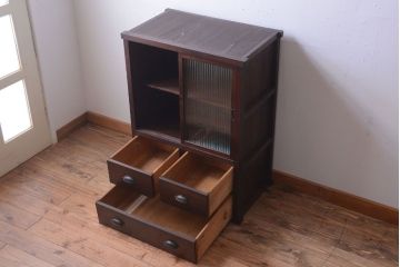 アンティーク家具　古民具・骨董　引き出し3杯付き!モールガラス入り引き戸収納棚