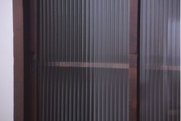 アンティーク家具　古民具・骨董　引き出し3杯付き!モールガラス入り引き戸収納棚