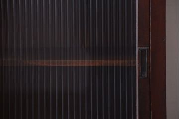 アンティーク家具　古民具・骨董　引き出し3杯付き!モールガラス入り引き戸収納棚