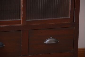 アンティーク家具　古民具・骨董　引き出し3杯付き!モールガラス入り引き戸収納棚