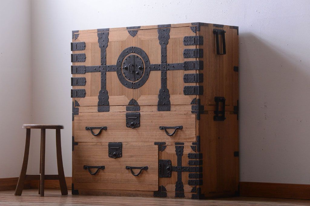 アンティーク家具　古民具・骨董　明治期　かくし付き!木肌が美しい総桐材の観音開き衣装箪笥(桐箪笥、桐たんす)