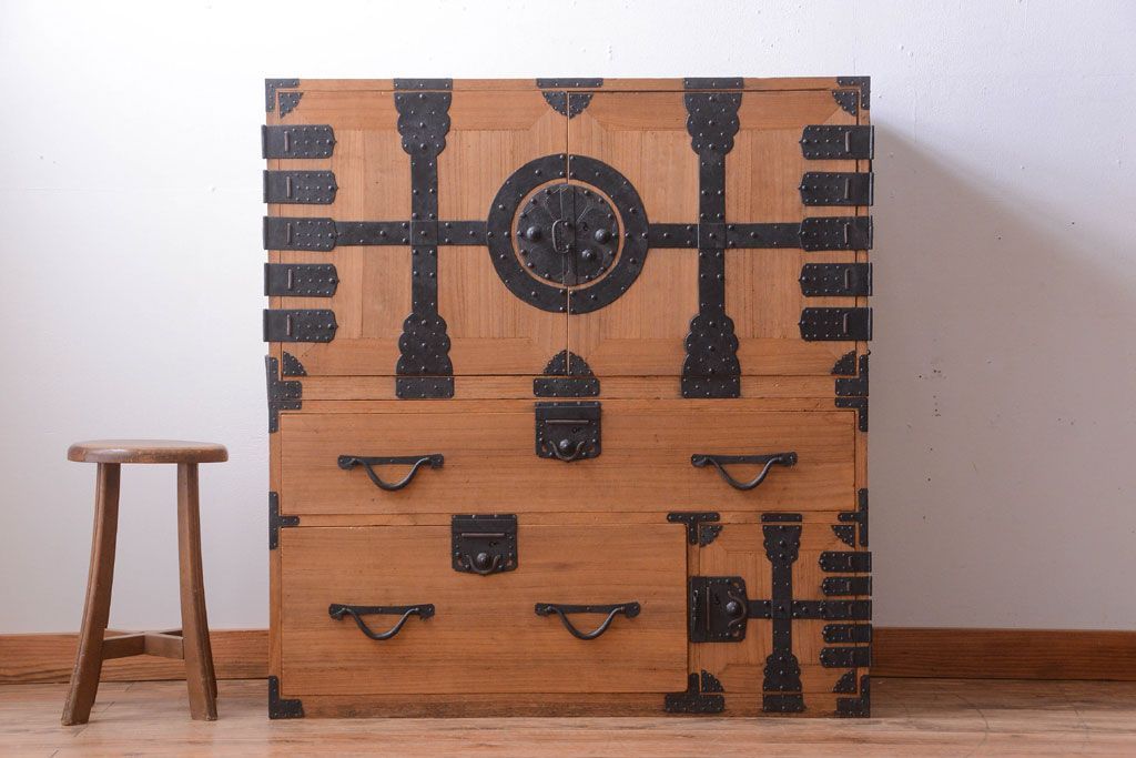 アンティーク家具　古民具・骨董　明治期　かくし付き!木肌が美しい総桐材の観音開き衣装箪笥(桐箪笥、桐たんす)