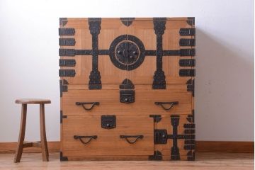 アンティーク家具　古民具・骨董　明治期　かくし付き!木肌が美しい総桐材の観音開き衣装箪笥(桐箪笥、桐たんす)