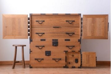 アンティーク家具　古民具・骨董　明治期　かくし付き!木肌が美しい総桐材の観音開き衣装箪笥(桐箪笥、桐たんす)