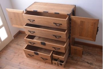 アンティーク家具　古民具・骨董　明治期　かくし付き!木肌が美しい総桐材の観音開き衣装箪笥(桐箪笥、桐たんす)